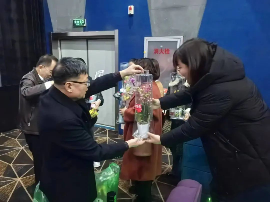 市城投集團(tuán)公司工會(huì)舉辦“巾幗心向黨 建功新時(shí)代”三八國(guó)際勞動(dòng)?jì)D女節(jié)觀(guān)影活動(dòng)